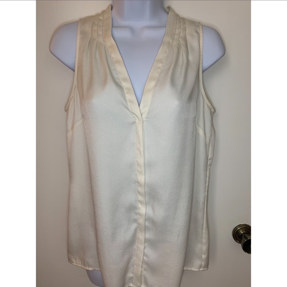 Banana Republic cream textured sleeveless blouse (small)